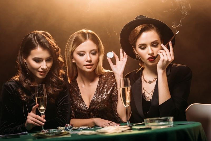 မြန်မာ ဘောလုံးလောင်းကစားသမား 777ycon platform တွင် live odds ကြည့်ရှုနေသောပုံ